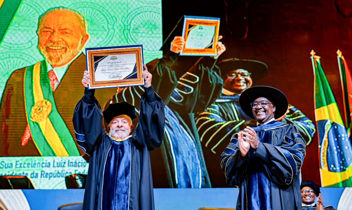 Ricardo Stuckert / PR Presidente da República, Luiz Inácio Lula da Silva, durante a cerimônia de outorga do título de Doutor Honoris Causa em Ciência Política, Desenvolvimento e Cooperação Internacional pela Universidade Pedagógica de Maputo. Centro Internacional de Conferências Joaquim Chissano – Maputo (Moçambique) Foto: Ricardo Stuckert / PR
