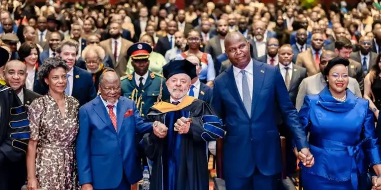Lula recebe título de doutor honoris causa em Moçambique