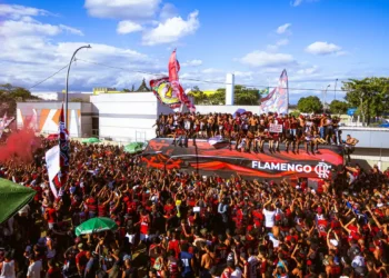 Flamengo embarca para final da Libertadores com festa da torcida
