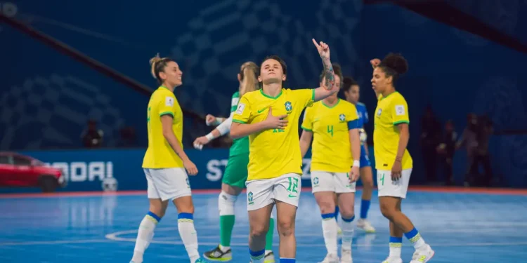 Brasil goleia Itália e está nas quartas da Copa do Mundo de futsal