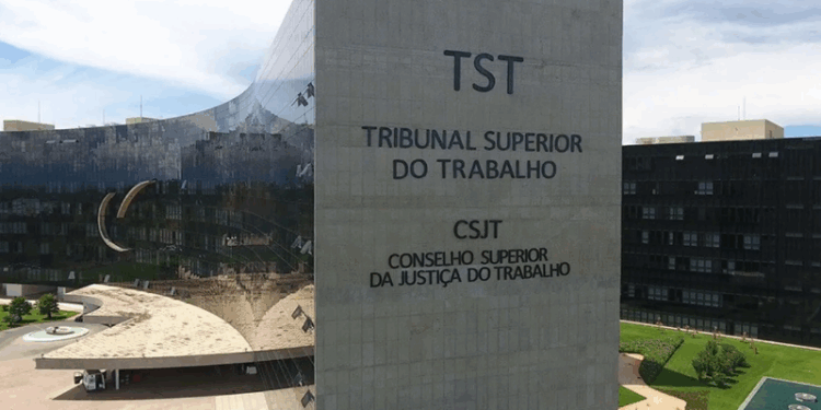 Juízes aposentados querem receber “auxílio-pijama”