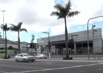 Motorista tem carro roubado ao parar em semáforo em avenida de Cariacica