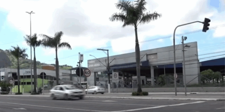 Motorista tem carro roubado ao parar em semáforo em avenida de Cariacica