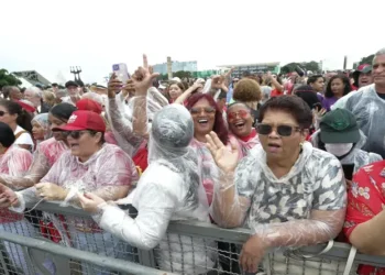 Manifestantes comemoram democracia na Praça dos Três Poderes