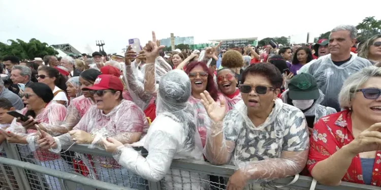Manifestantes comemoram democracia na Praça dos Três Poderes