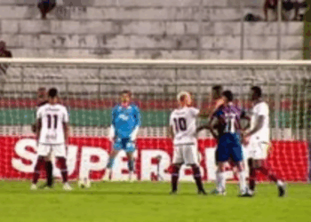 Jogador capixaba é expulso após dar peteleco na orelha de adversário