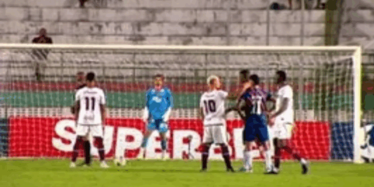 Jogador capixaba é expulso após dar peteleco na orelha de adversário