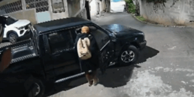caminhonete de 20 anos é furtada e criminosos deixam outro carro no lugar