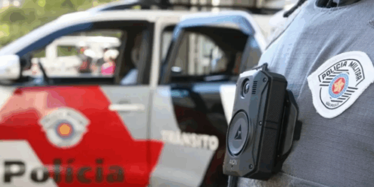 Dois PMs são presos acusados de estuprar jovem de 20 anos após carona em viatura em SP