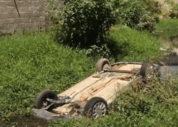 Carro cai em valão após perseguição em Vila Velha