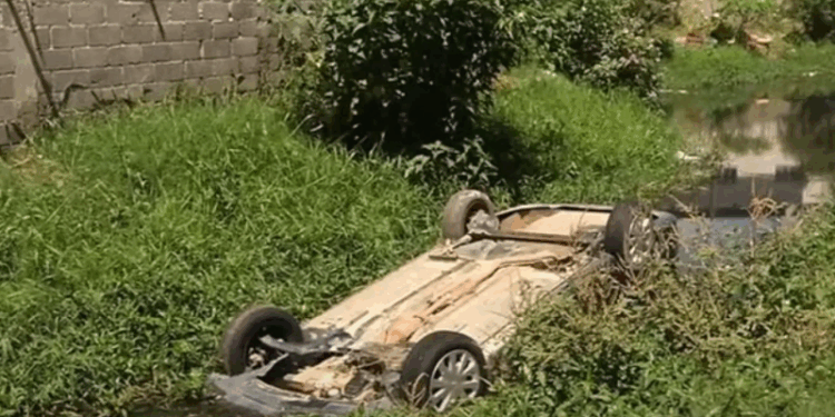 Carro cai em valão após perseguição em Vila Velha