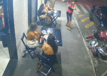 Motorista de Camaro bate em 2 motos e em caminhonete