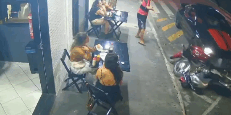 Motorista de Camaro bate em 2 motos e em caminhonete
