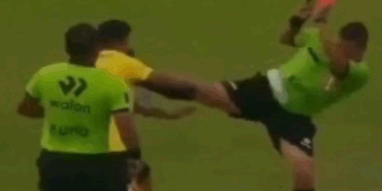 Árbitro acerta chute de MMA para se defender de agressão em jogo no Peru
