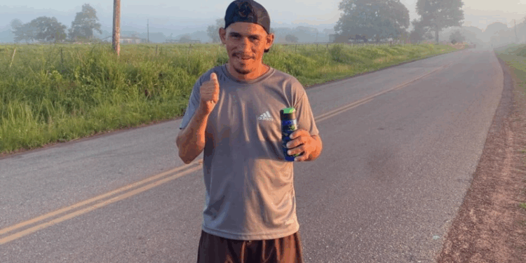 Homem que viralizou ao correr embriagado reaparece treinando e promete parar de beber