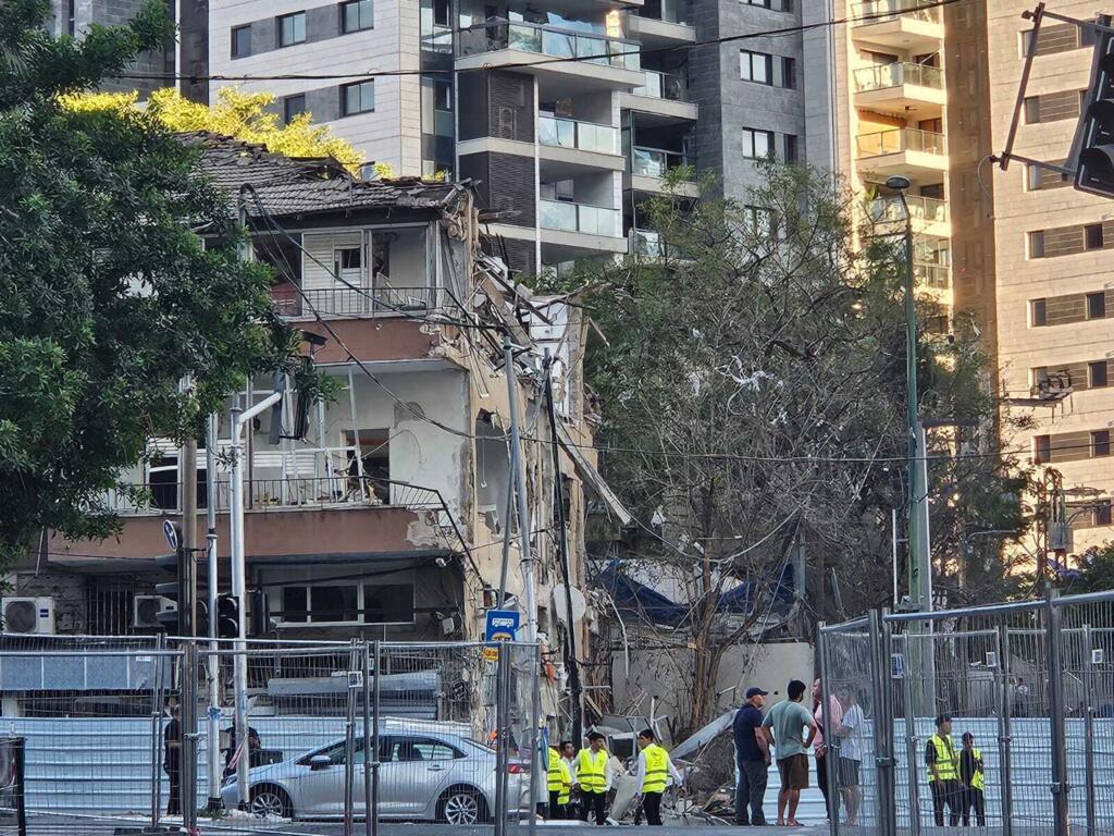 Prédio atingido por míssil iraniano em Ramat Gan, região central de Israel.