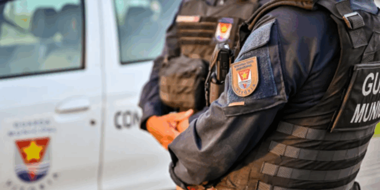 Casal é preso por agressão e homofobia contra passageiro dentro de ônibus em Vitória