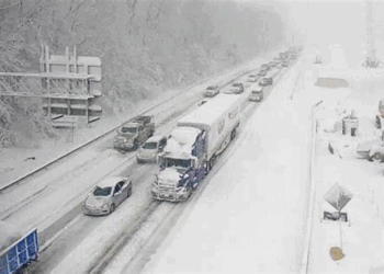 Nevasca histórica atinge o sul dos Estados Unidos e causa mortes e desastres