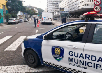 Motorista embriagado sem carteira bate e ameaça guarda em Vila Velha