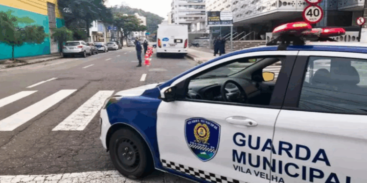 Motorista embriagado sem carteira bate e ameaça guarda em Vila Velha