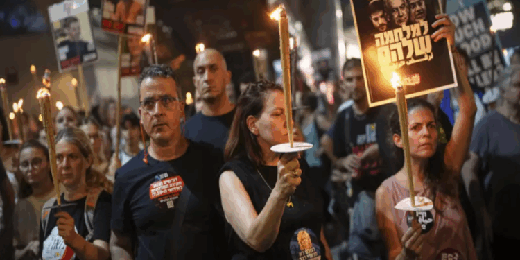 Protesto em Tel Aviv pede fim da guerra; Brasil deplora plano de Israel para ocupar Cidade de Gaza