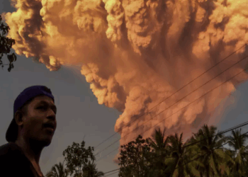 Erupção de Vulcão na Indonésia causa cancelamento de voos para Bali; população deve evitar arredores