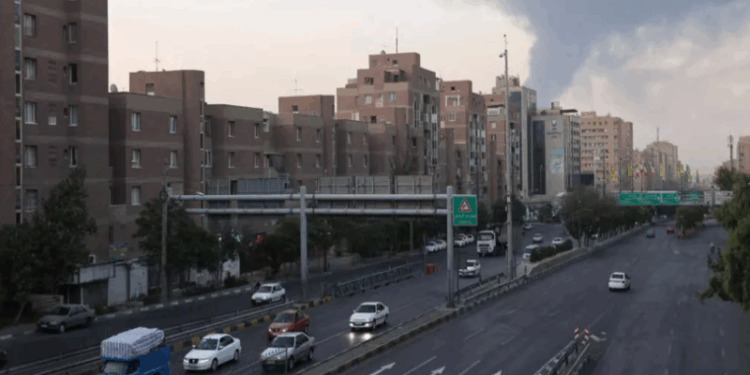 Como é o dia a dia dos iranianos entre bombas de Israel e negligência do Estado