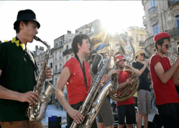 França enfrenta onda de calor e autoridades pedem hidratação durante festas no fim de semana