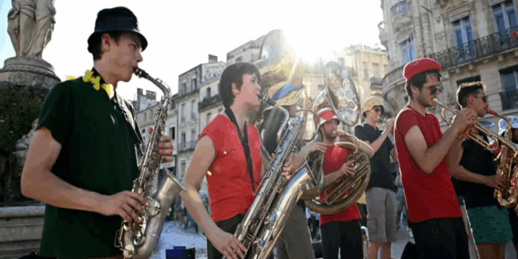 França enfrenta onda de calor e autoridades pedem hidratação durante festas no fim de semana