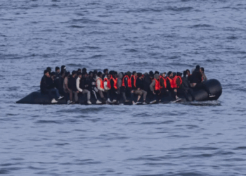 Travessias clandestinas no Canal da Mancha: 136 migrantes são resgatados de barcos precários em 48 horas