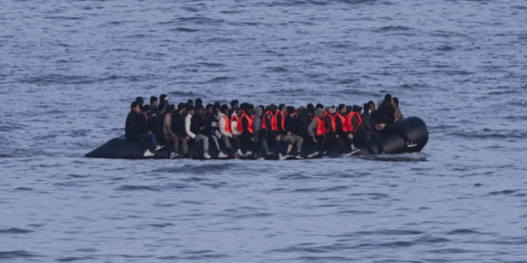Travessias clandestinas no Canal da Mancha: 136 migrantes são resgatados de barcos precários em 48 horas