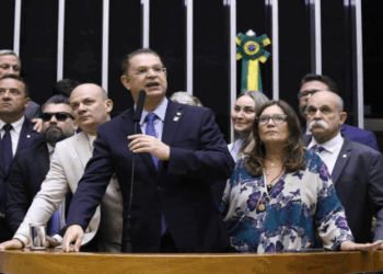 Advogados do ES pedem ao TSE a extinção do partido de Bolsonaro