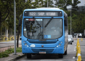 Mãe é presa após agredir filho de 2 anos em ônibus do Transcol