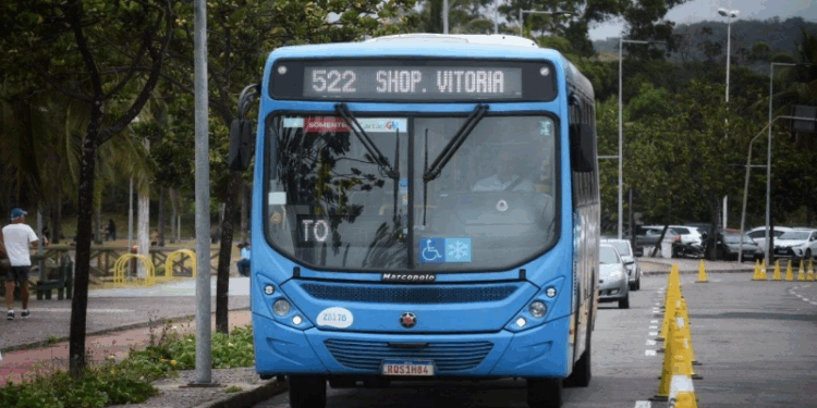 Mãe é presa após agredir filho de 2 anos em ônibus do Transcol
