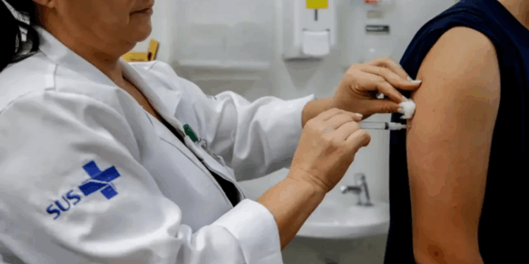 ES recebe 116 mil doses de vacina contra a gripe; veja quando começa campanha