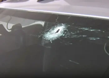 Motorista de aplicativo tem carro atingido por tiros ao encerrar corrida