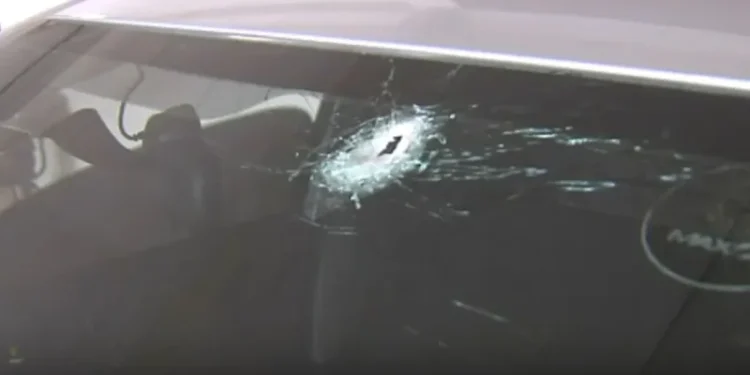 Motorista de aplicativo tem carro atingido por tiros ao encerrar corrida