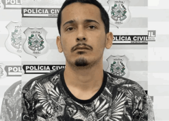 Policiais militares da Força Tática da 14ª Companhia Independente apreenderam, na terça-feira (15), 84 tabletes de maconha, totalizando 53,26 quilos da droga, em uma casa no bairro Vila Nova de Colares, na Serra. Um homem de 32 anos foi preso em flagrante.   A ação teve início após uma denúncia anônima recebida pelo Disque-Denúncia 181, que apontava que um homem estaria armazenando grande quantidade de entorpecentes no bairro.  LEIA TAMBÉM:  Suspeito de atropelar capivaras em Vila Velha alega que foi “acidente”  Café: filhote salvo após parto de emergência pode ser adotado  Traficante da lista dos mais procurados do Bairro da Penha é preso em Vitória  Ao chegar ao local indicado, os militares perceberam o suspeito tentando fugir pulando o muro da casa, mas ele foi alcançado em uma rua próxima.  Questionado, o homem confessou que havia drogas escondidas na residência. Durante buscas no imóvel, os policiais encontraram os 84 tabletes de maconha debaixo de uma cama em um dos quartos. Segundo o próprio suspeito, os entorpecentes seriam utilizados para tráfico.  Tanto o homem quanto a droga foram encaminhados para a 3ª Delegacia Regional da Serra, onde o caso foi registrado.