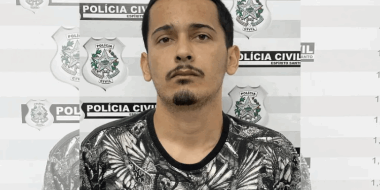 Policiais militares da Força Tática da 14ª Companhia Independente apreenderam, na terça-feira (15), 84 tabletes de maconha, totalizando 53,26 quilos da droga, em uma casa no bairro Vila Nova de Colares, na Serra. Um homem de 32 anos foi preso em flagrante.   A ação teve início após uma denúncia anônima recebida pelo Disque-Denúncia 181, que apontava que um homem estaria armazenando grande quantidade de entorpecentes no bairro.  LEIA TAMBÉM:  Suspeito de atropelar capivaras em Vila Velha alega que foi “acidente”  Café: filhote salvo após parto de emergência pode ser adotado  Traficante da lista dos mais procurados do Bairro da Penha é preso em Vitória  Ao chegar ao local indicado, os militares perceberam o suspeito tentando fugir pulando o muro da casa, mas ele foi alcançado em uma rua próxima.  Questionado, o homem confessou que havia drogas escondidas na residência. Durante buscas no imóvel, os policiais encontraram os 84 tabletes de maconha debaixo de uma cama em um dos quartos. Segundo o próprio suspeito, os entorpecentes seriam utilizados para tráfico.  Tanto o homem quanto a droga foram encaminhados para a 3ª Delegacia Regional da Serra, onde o caso foi registrado.