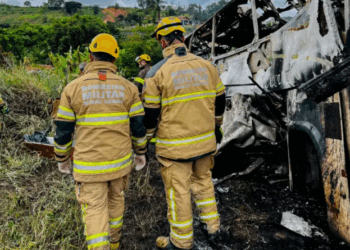 Motorista e dono de caminhão são indiciados por acidente com 39 mortes em MG