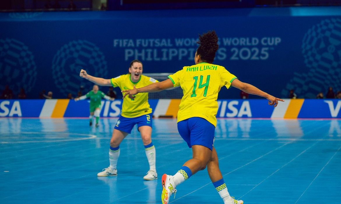 Ana Luiza e Vanin - seleção brasieleira feminina estreia com vitória de 4 a 1 contra o Irã no Mundial de Futsal, em 23/11/2025