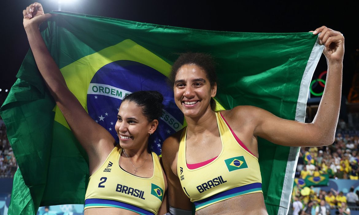 2024.08.09 - Jogos Olímpicos Paris 2024 -  Vôlei de praia feminino - A dupla brasileira Duda e Ana Patricia e vencem as canadenses Melissa e Brandie e conquistam a medalha de ouro. Foto: Luiza Moraes/COB.
