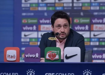 Arthur Elias convoca seleção para últimos amistosos do ano na Europa