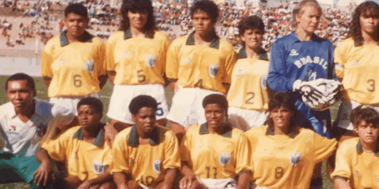 Primeira seleção feminina de futebol do Brasil é tema de documentário
