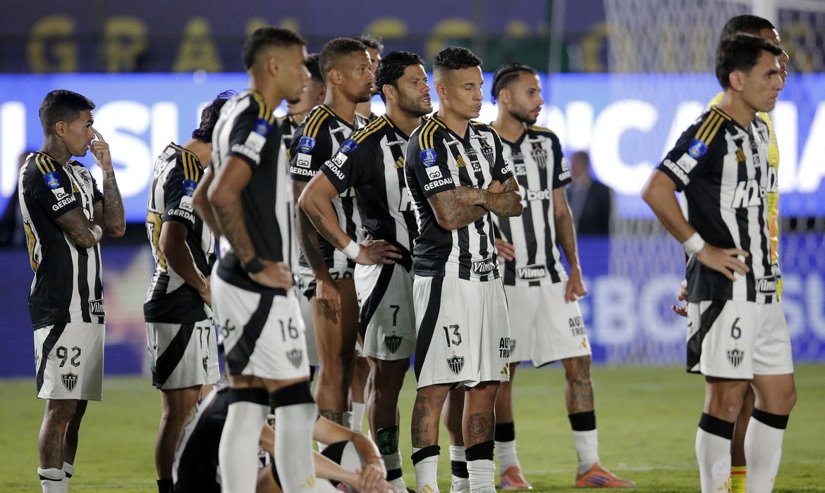 Soccer Football - Copa Sudamericana - Final - Lanus v Atletico Mineiro - Estadio Defensores del Chaco, Asuncion, Paraguay - November 22, 2025  Atletico Mineiro players look dejected after losing the Copa Sudamericana final REUTERS/Cesar Olmedo