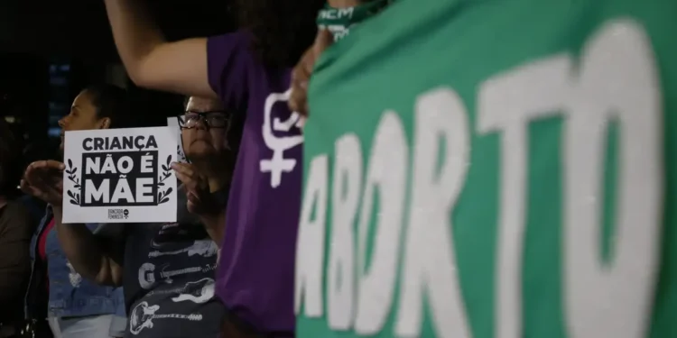 Sociedade pediátrica é contra projeto que dificulta aborto legal