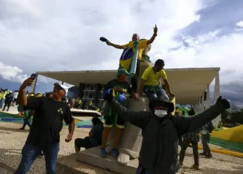 Caminhos da Reportagem relembra ataques de 8 de janeiro de 2023