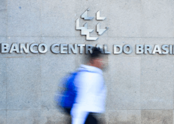 BC acompanha tarifaço e vê juro alto por tempo “bastante prolongado”