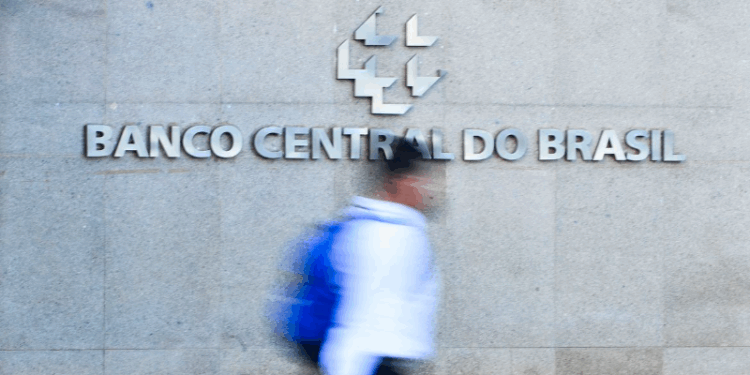 BC acompanha tarifaço e vê juro alto por tempo “bastante prolongado”