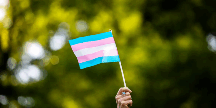 Comitê Olímpico dos EUA proíbe mulheres trans em competições femininas